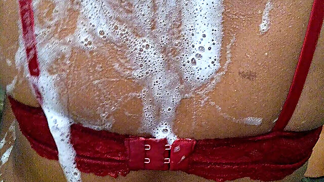 Desi Sexy Housewife Bathing and Pussy Boobs Show