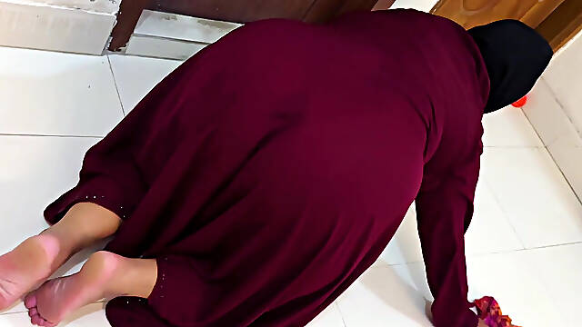 Arabian Big Ass & Huge Boobs Hot Maid Stuck Under Boss's Bed & She Want Ass Fuck Now From Boss