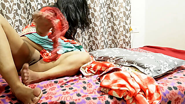 Desi Bhabhi Looks Amazing Wearing Saree