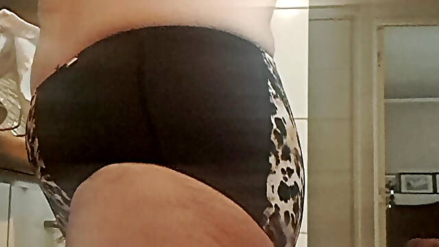 Stepmom in the Kitchen Wanting to Be Fucked