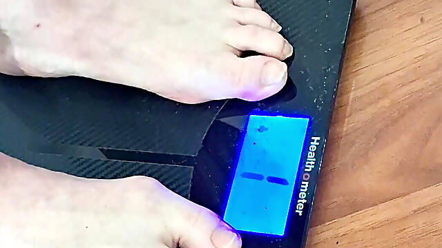 Sweeping Big Beauty Nurse Vicki Decides to Weigh Herself