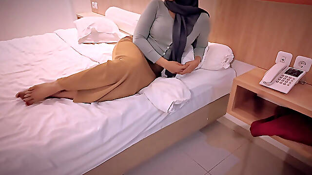 Neighbors Obsessed with a Lonely Plump Hijab Widow, Come Secretly and Invite Her to Have Sex Using a Vibrator